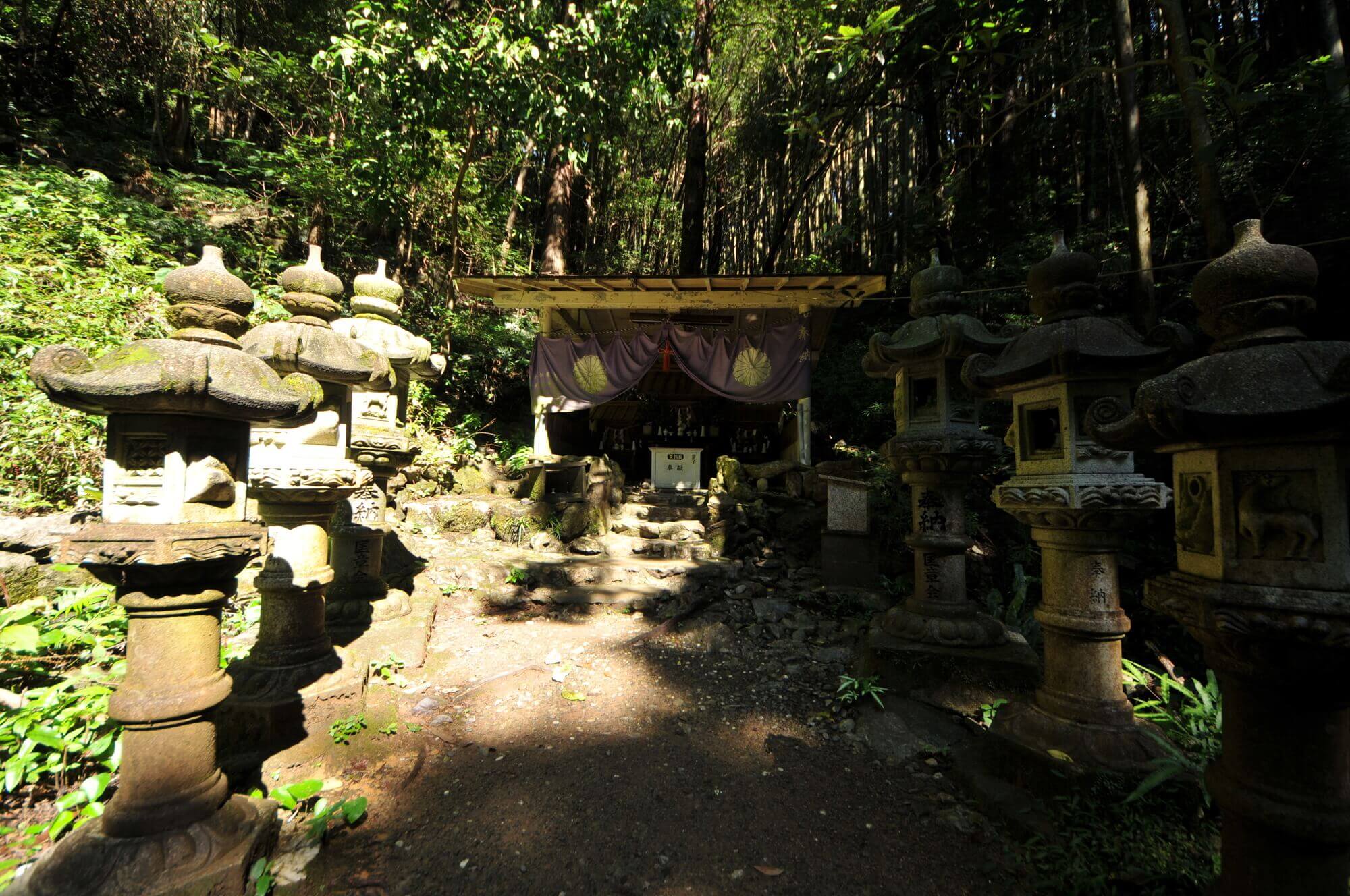 恵利原の水穴(天の岩戸)-名水の由来