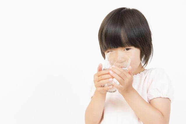 水を飲む子供