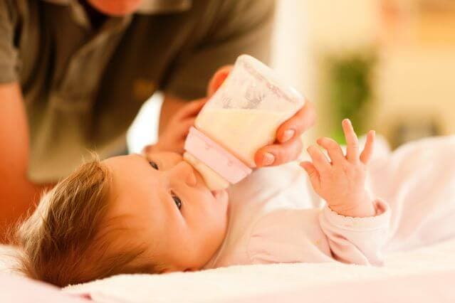ママさん必読!粉ミルク調乳用の水選びで気をつけるべき二つのポイント