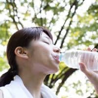 知らないと怖い！水の飲み過ぎが引き起こす「水中毒」の原因と症状