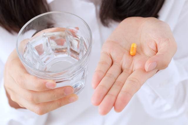 ジュース、お茶はダメ?薬やサプリを飲む時は水が良いのはどうして?