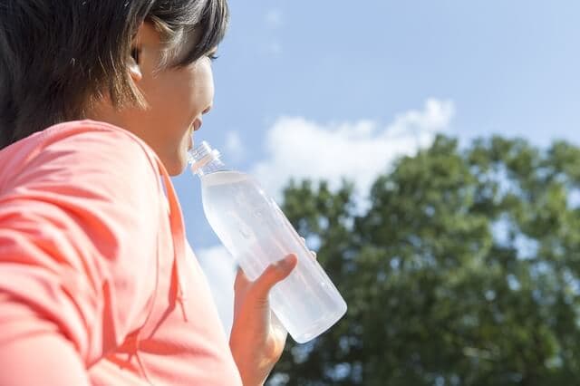 日常生活での水分補給のタイミング・摂取量・飲み方は？