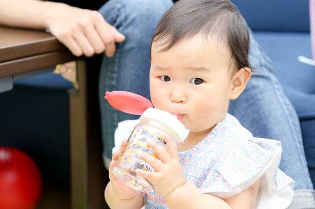 赤ちゃんにはどのくらいの水をあげたらいいの？月齢別まとめ