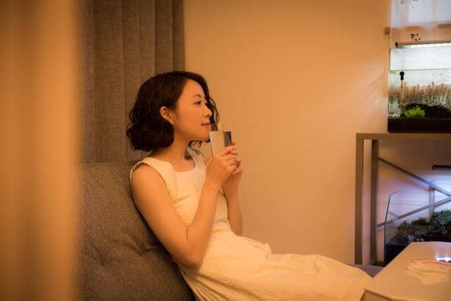 就寝前に水を飲むと健康効果があるって本当?