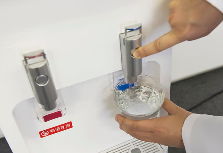 smart プラス コップへの水の給水