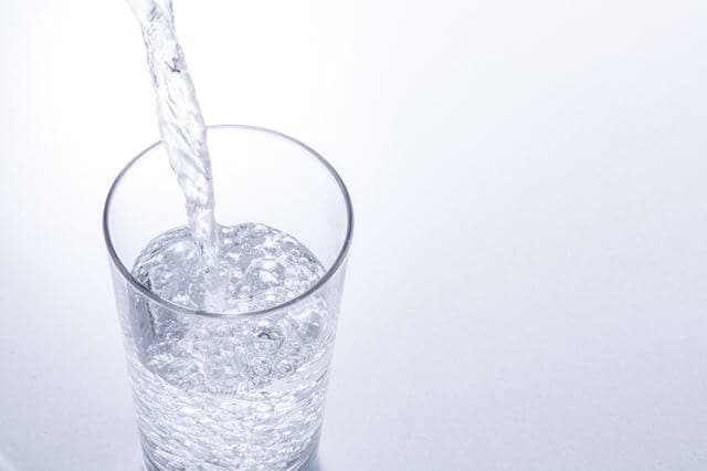 いつから「水は買う」時代に?日本のミネラルウォーターの歴史