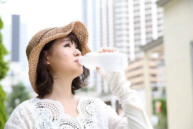 脱水症状のすばやい回復には食塩水かスポーツ飲料を