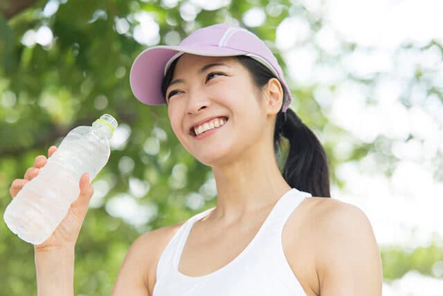 水分補給に適切なのは水?スポーツドリンク?違いを知って飲み分けよう!