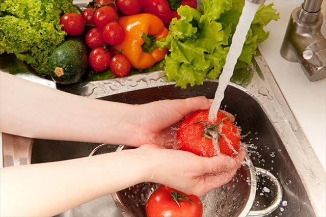 野菜を洗う時に使うのは水とお湯、どっちを使えばいいの？
