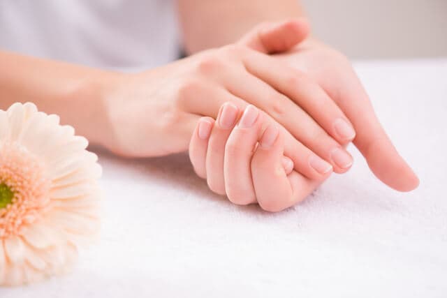 爪が割れる、唇が乾燥する…その原因は水分不足かも?