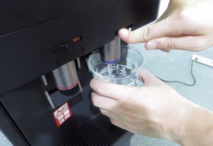 amadanaスタンダードサーバー コップへの水の給水