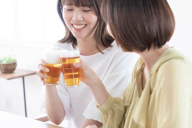 お酒を飲む女性