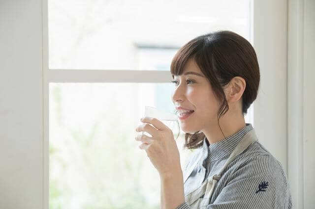 アルカリイオン水を飲む女性