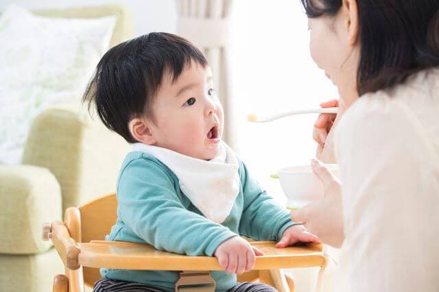 離乳食を食べる赤ちゃん