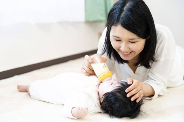 ミルクを飲む赤ちゃん