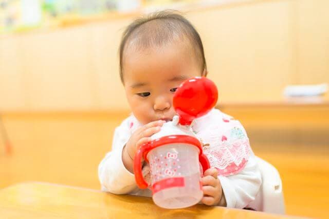 水を飲む赤ちゃん