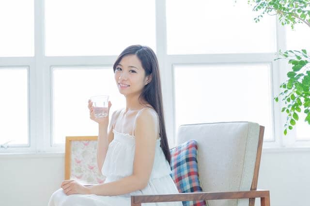 水を飲む女性