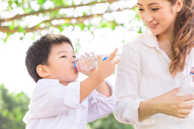 水を飲む子ども