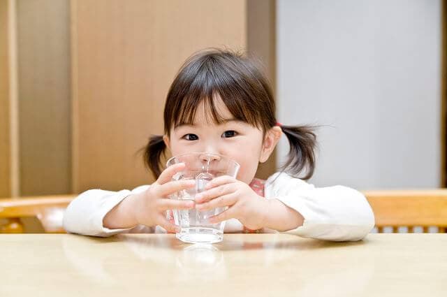 水を飲む子供