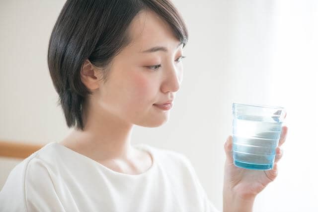 水を飲む女性