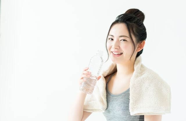 水を飲む女性