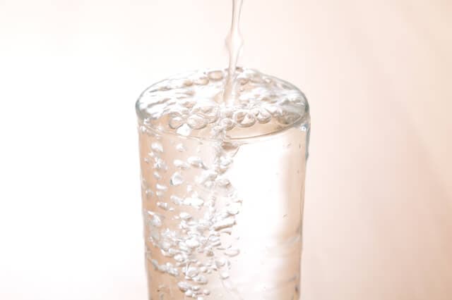 コップと水