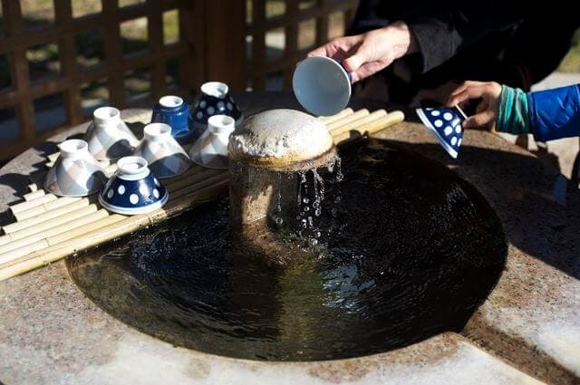 飲泉する人