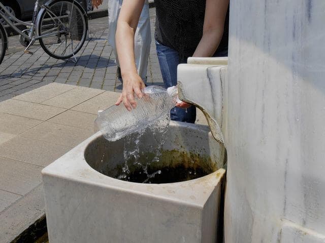 飲泉する人