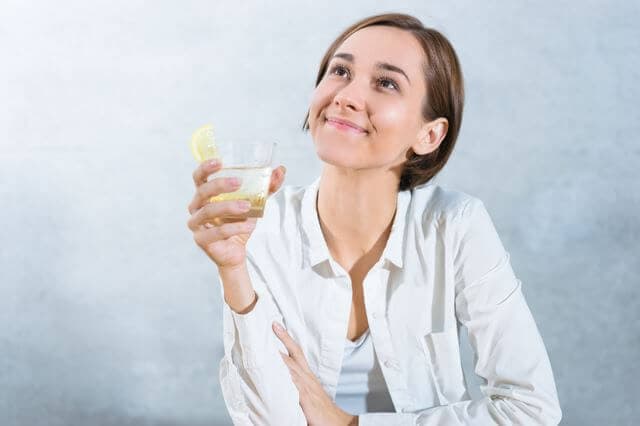 レモン水を飲む女性