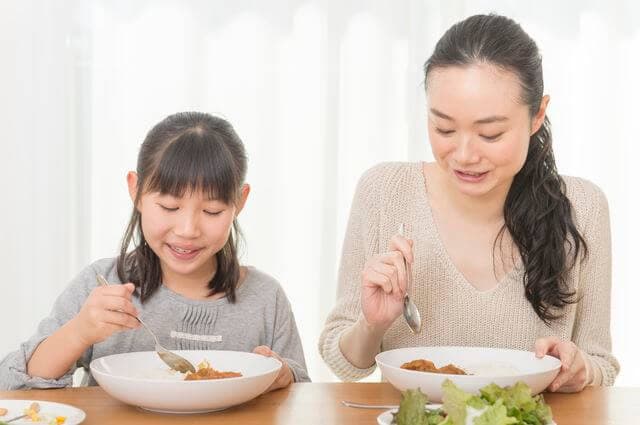 カレーを食べる親子