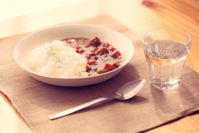 カレーライスと水