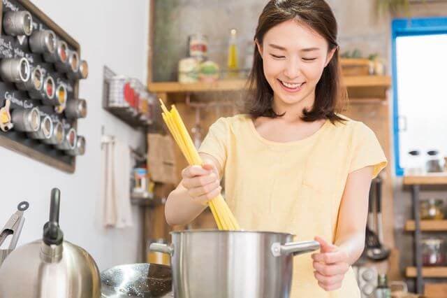 パスタを茹でる女性