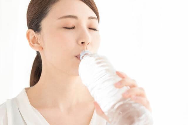 水を飲む女性