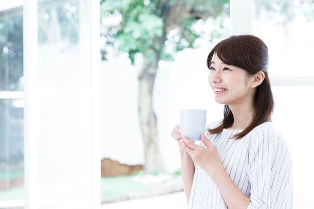 白湯を飲む女性