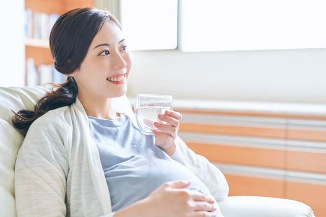 水を飲む妊婦さん