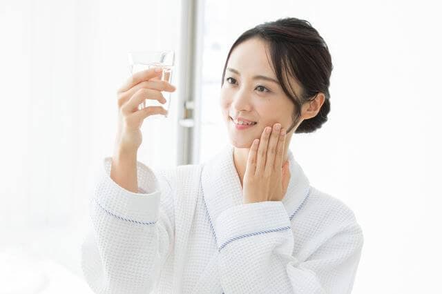 還元水を飲む女性