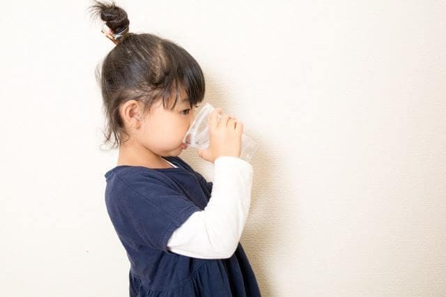 水分補給する子ども