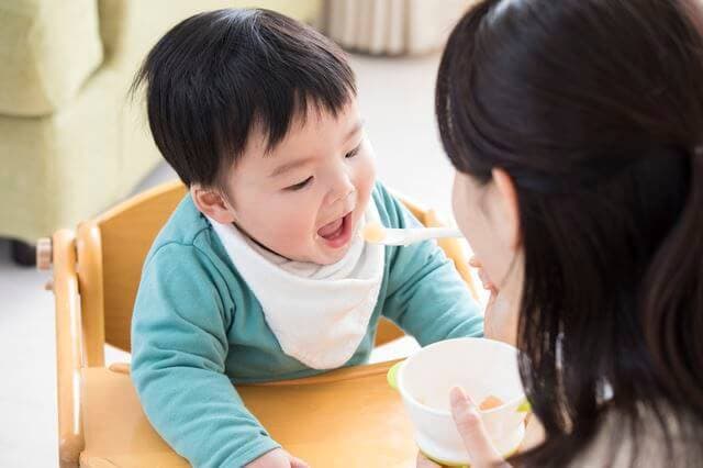 離乳食を食べる赤ちゃん