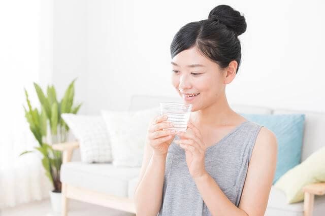 水を飲む女性