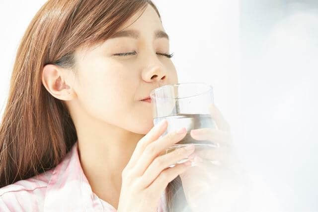 水を飲む女性