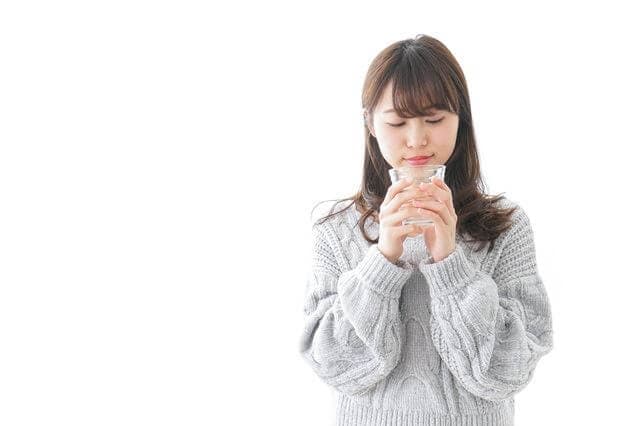 水を持つ女性