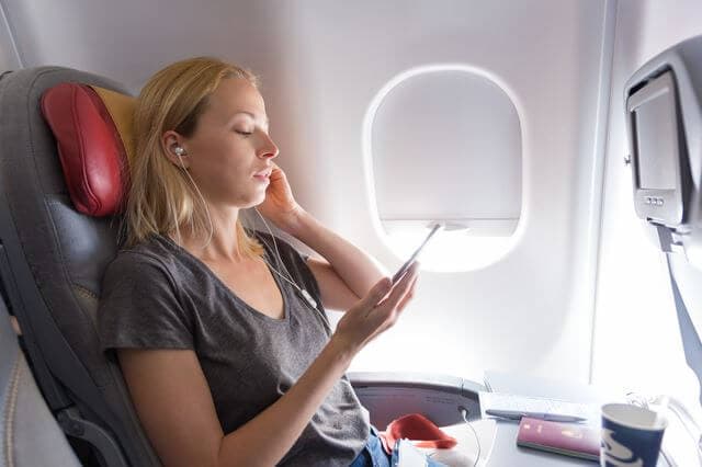 飛行機内の女性