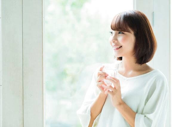 水を飲む女性