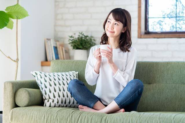 コーヒーを飲む女性