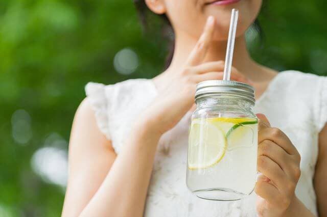 デトックスウォーターを飲む女性