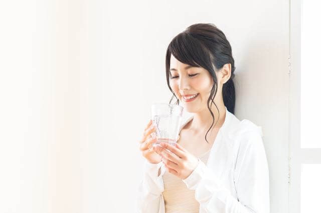 水を飲む女性