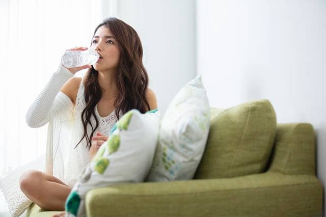 水分補給する女性