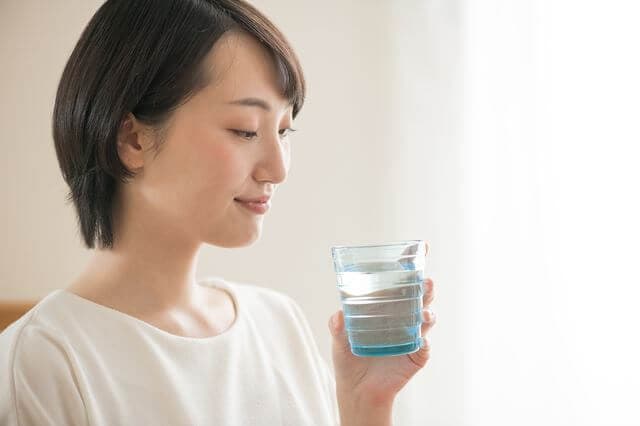 水を飲む女性