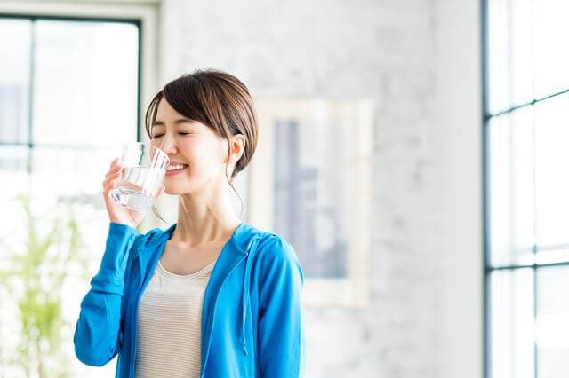 水を飲む女性