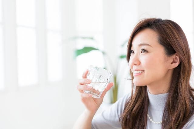 水を飲む女性